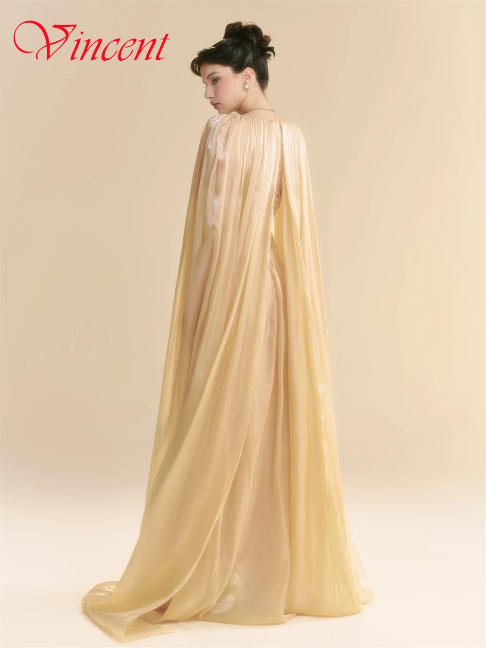 Sukienka wieczorowa z organzy w kolorze żółtym, elegancka, z dekoltem w serek, długimi rękawami, na studniówkę, delikatna, prosta, z trenem typu court, na przyjęcie.