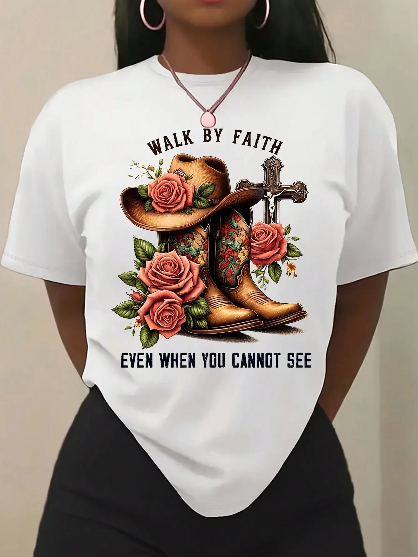 เสื้อยืดแขนสั้น Women's Quotes - แรงบันดาลใจจากดีไซน์ "Walk By Faith" จับคู่กับรองเท้าบูทยีนส์และดอกกุหลาบ ชุดลําลอง