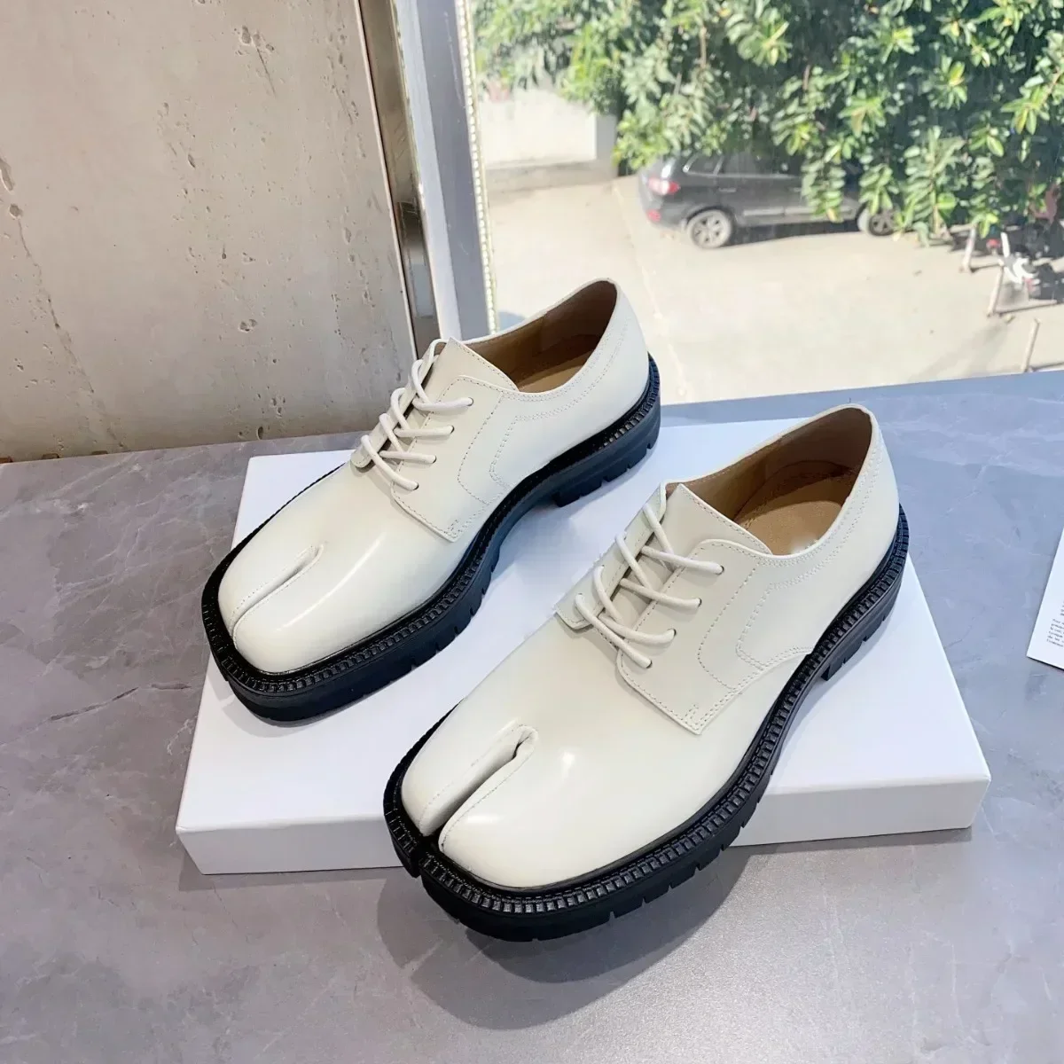 Split Toe Horse Shoe for Men's Thick Sole Loafers Shoes Tabi Shoes Patent Leather Korean Version Trend Casual Shoes 2024 Brand