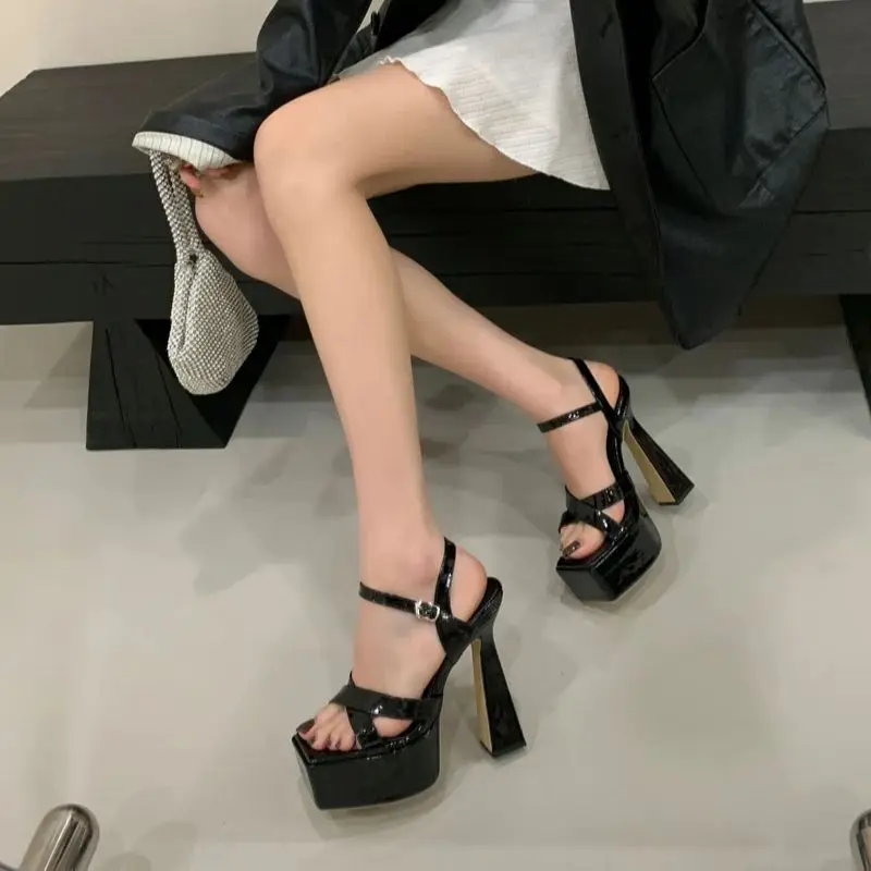 15 سنتيمتر الصنادل كعب أحذية منصة بيضاء الصيف حزام الصليب مثير التعري أحذية سوداء عالية الكعب صناديل للنساء اتجاهات 2025