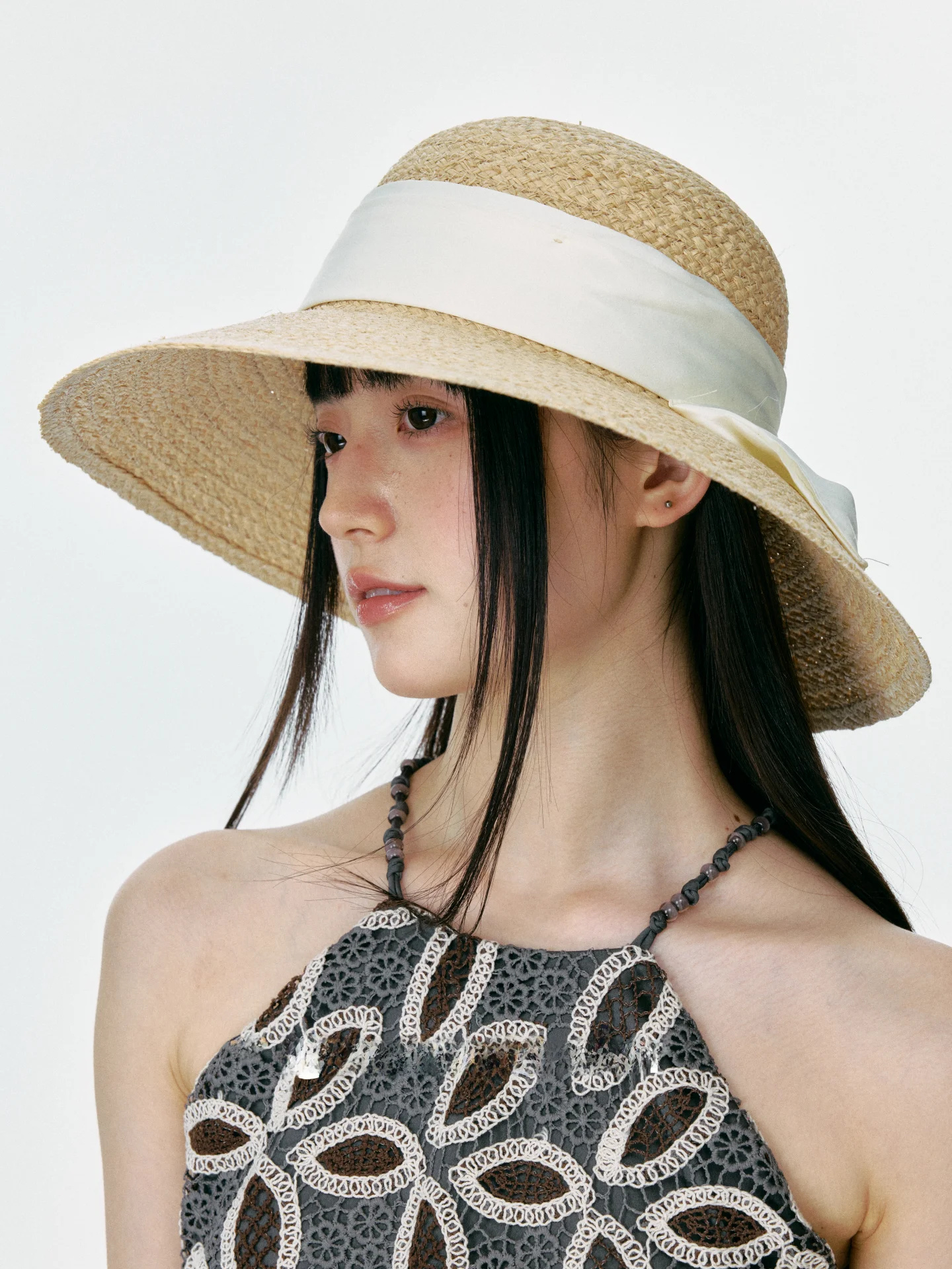 エレガントな通気性のあるつば広麦わら帽子女性の夏用バタフライノットデザイン通勤休暇兼用帽子釣り用キャップ