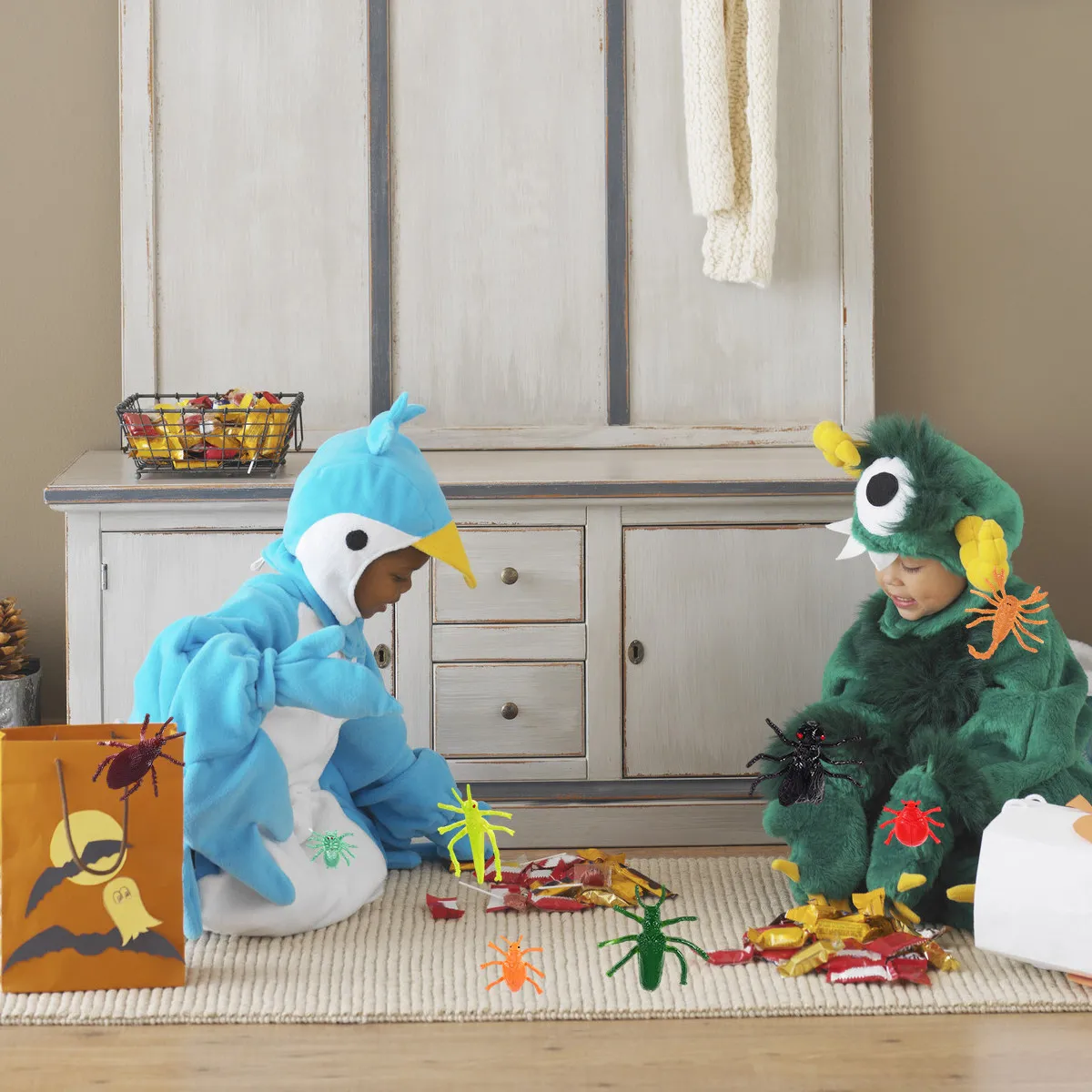 

Набор из 8 игрушечных насекомых для детей: украшения для вечеринок на Хэллоуин и День дураков