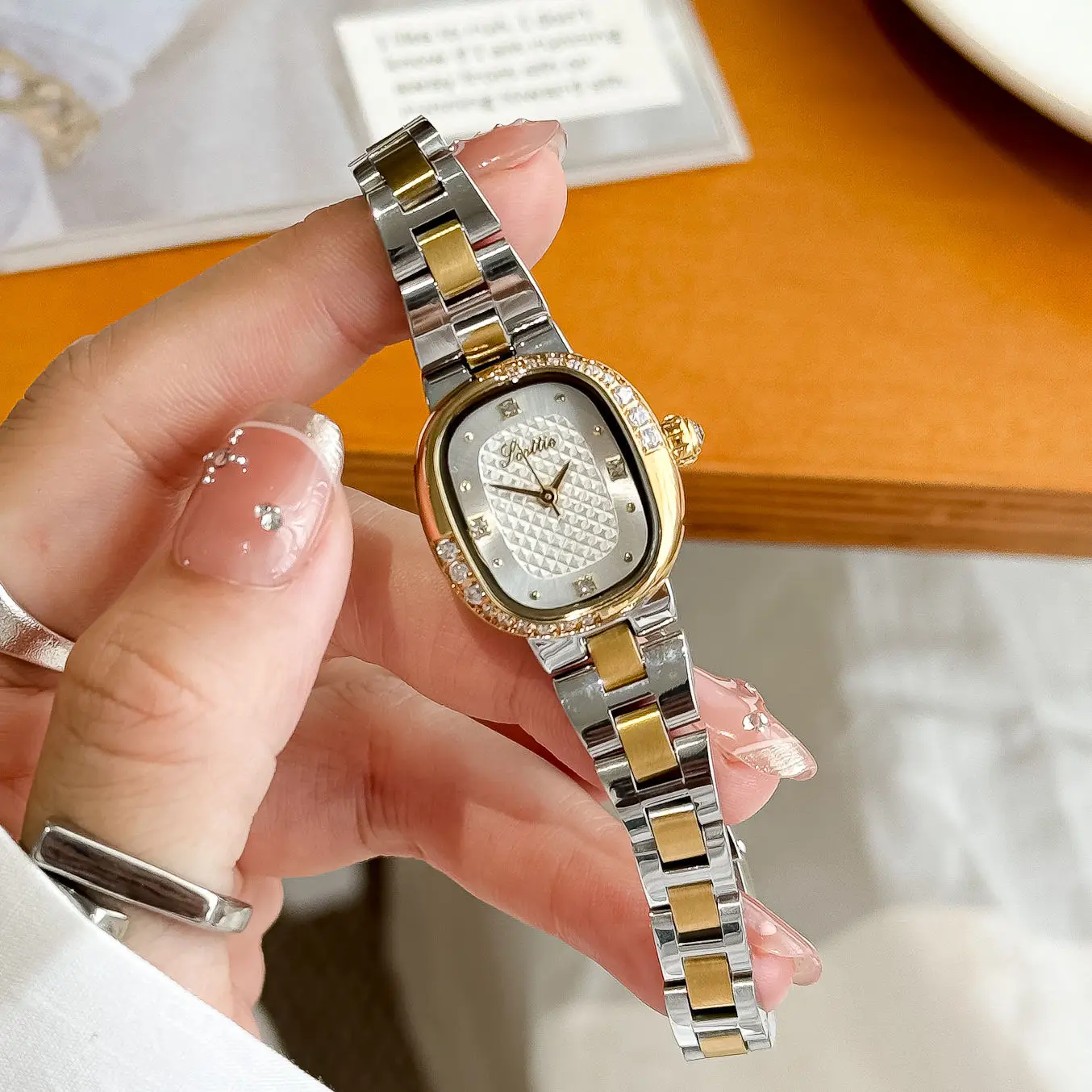 女性用腕時計、女の子用クォーツ時計、シルバー、ゴールド、グリーン、レッド、ステンレススチール、レディースファッション、ダイヤモンド腕時計