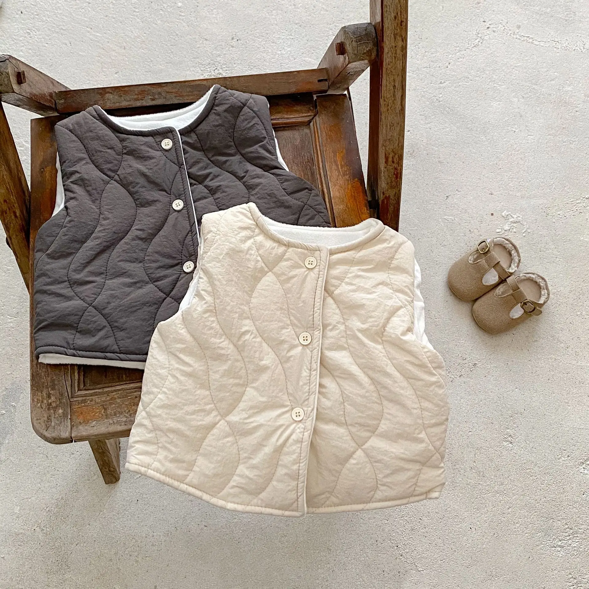 

Зимний жилет, пальто 2025 года, новый стиль для мальчиков и девочек, утепленный хлопковый и плюшевый жилет без рукавов из прессованного хлопка и плюша, теплый и универсальный жилет