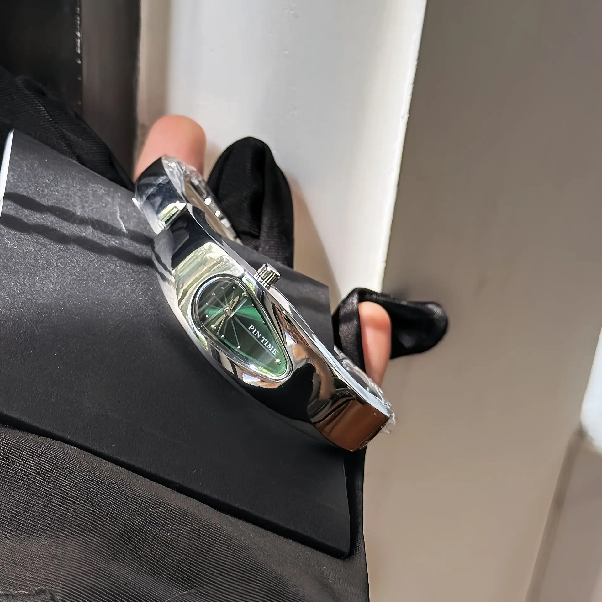 Y2k Special Water Drop Bracelet Quartz Watches for Men and Women Couples Exquisite Light Luxury High-end Sense Fashionable Watch