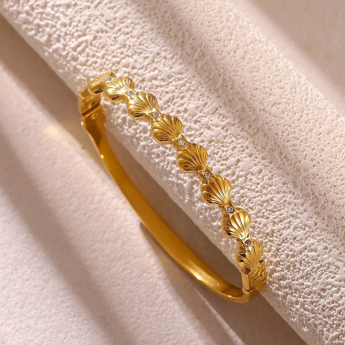 Sommerlicher Ozean-Stil Zirkon-Muschel-Armreif für Damen Goldfarben Muschel-Armreif Edelstahl Wasserdichter Strand-Schmuck Geschenk