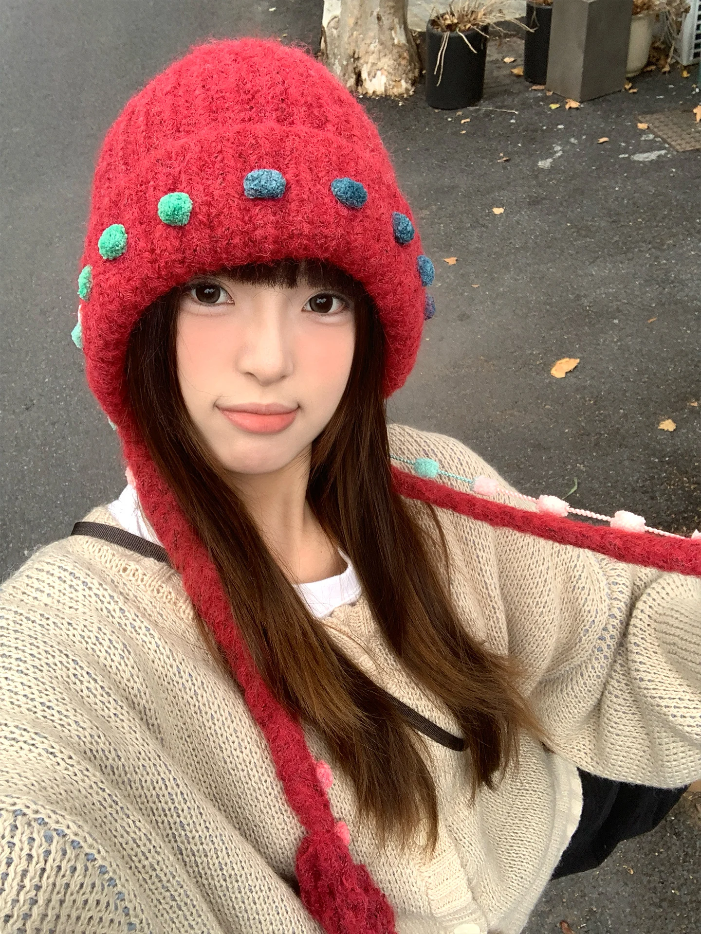Niedliche pelzige Strickmütze mit Kugelquaste für Winterwärme, Ohrenschützer und Kopfbedeckung mit Riemen