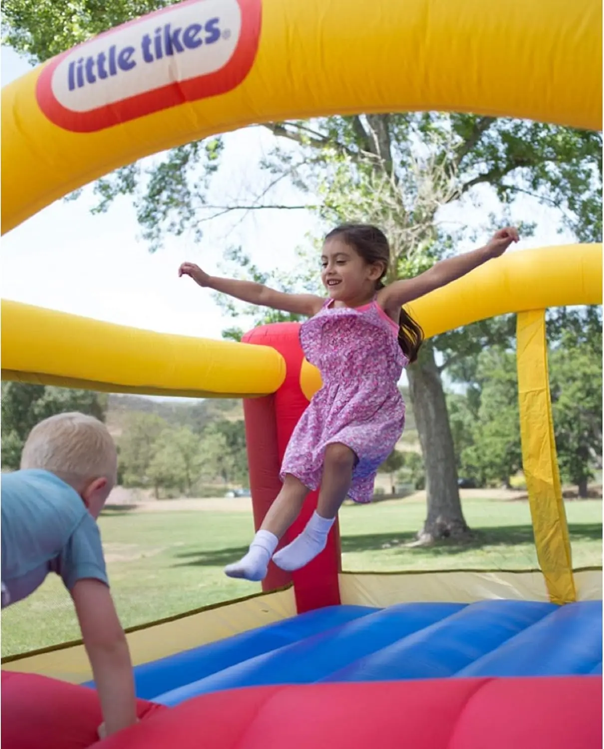 Il buttafuori gonfiabile Jump 'n Slide include un ventilatore per carichi pesanti con GFCI, picchetti, toppe per riparazioni e custodia, per bambini dai 3 anni
