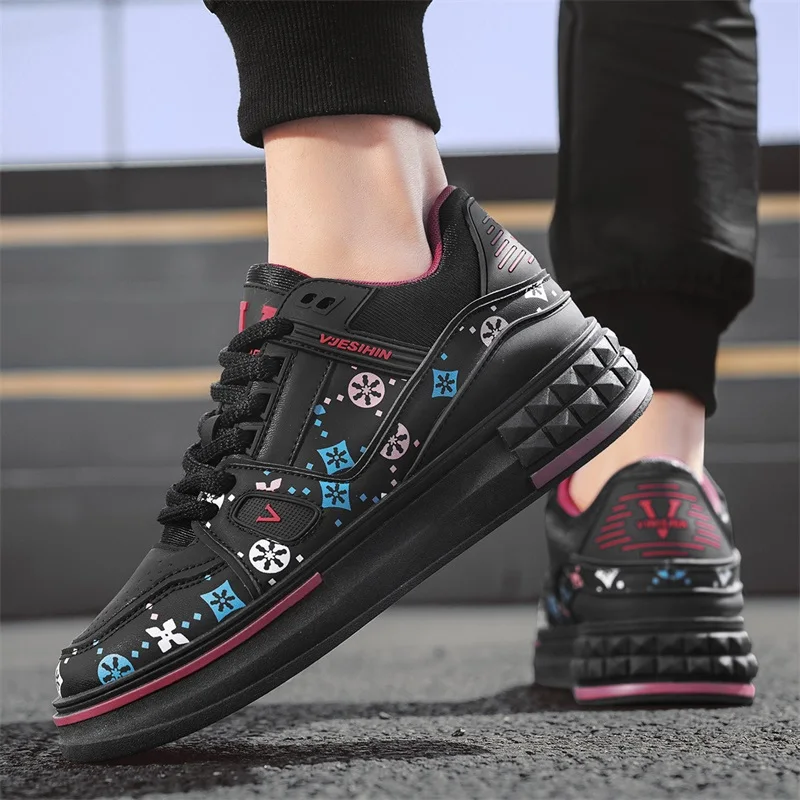 2025 ฤดูใบไม้ผลิใหม่รองเท้าผู้ชายแฟชั่นพิมพ์รองเท้าสบายๆหนาเพิ่มสบายกีฬารองเท้า