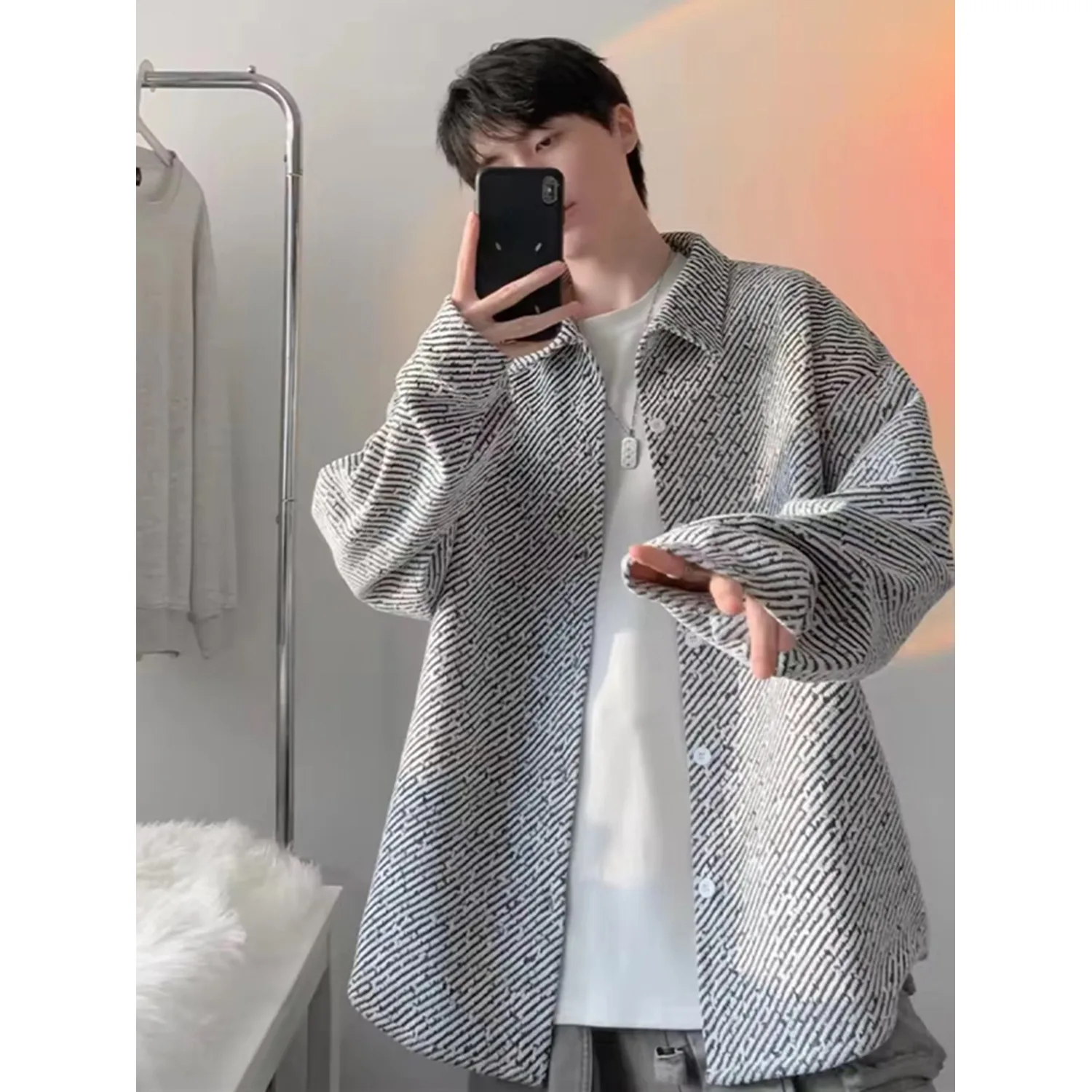 

Трикотажная куртка с рисунком зебры для мужчин, осенний сезон, свободная посадка, длинный све, на пуговицах, в полоску, с боковым вырезом, с воротником-сли