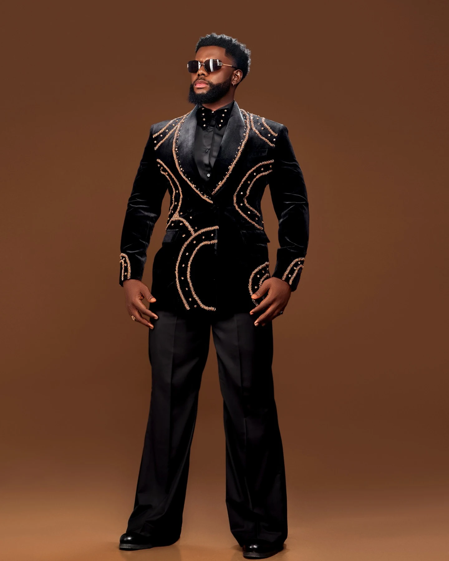 Elegante chaqueta de esmoquin de terciopelo negro con doble botonadura y bordados geométricos de cristales dorados, ideal para fiestas, modelo personalizado M266684.