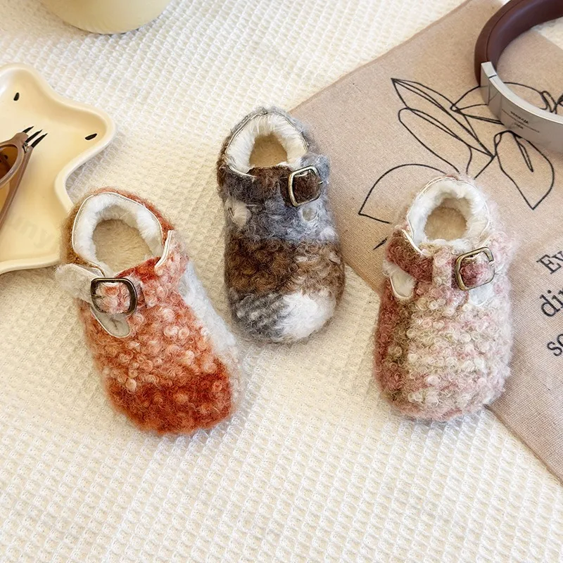 

Детская милая повседневная плюшевая обувь с волосатым низким берцем, зима 2024, новая модная универсальная теплая удобная хлопковая обувь на мягкой подошве для девочек