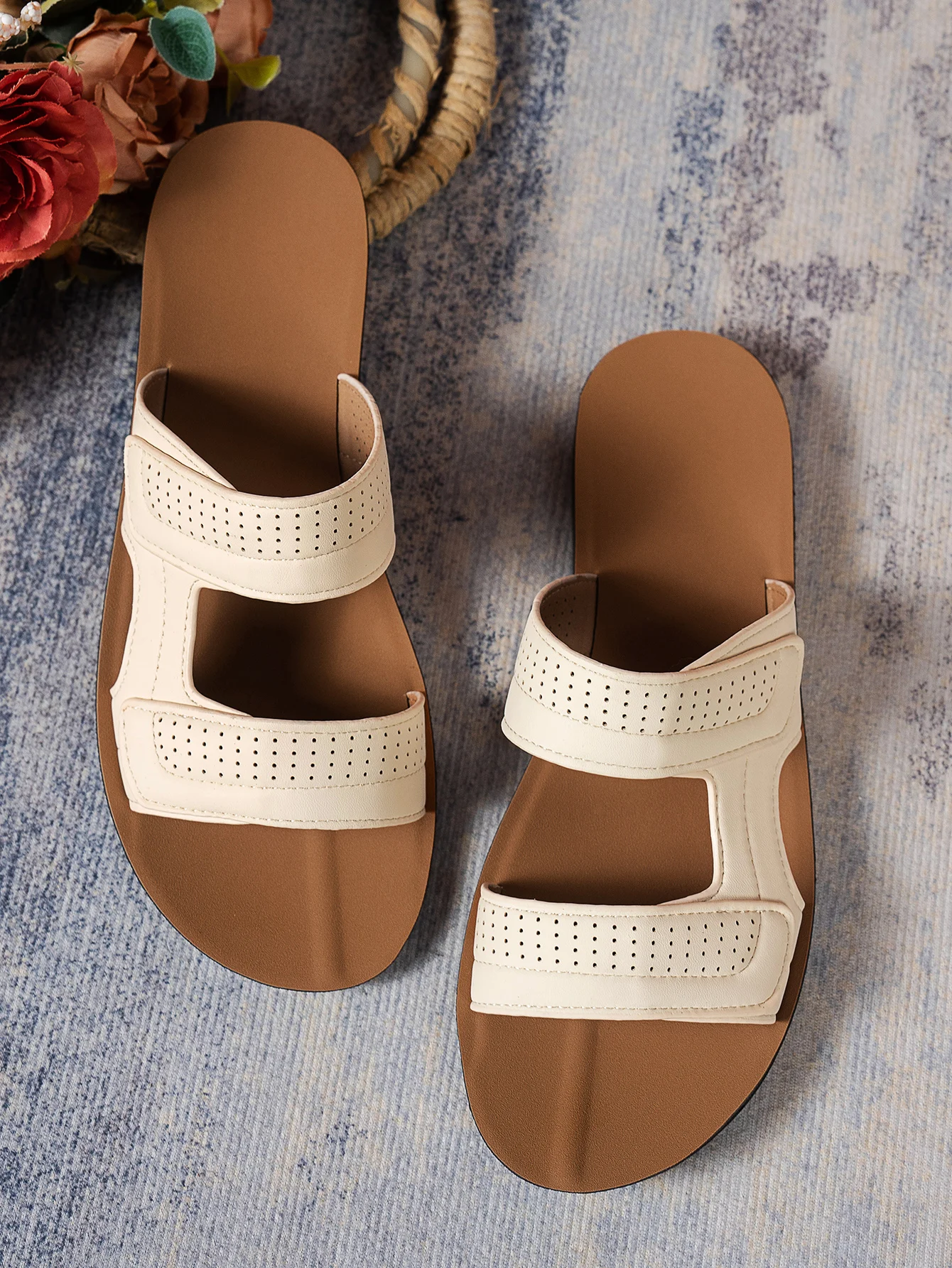 Modische Damen-Sandalen mit doppeltem Riemen, ausgehöhlt, bequem, atmungsaktiv, weiche Passform, verschleißfeste Polyurethan-Außensohle – Detail 5