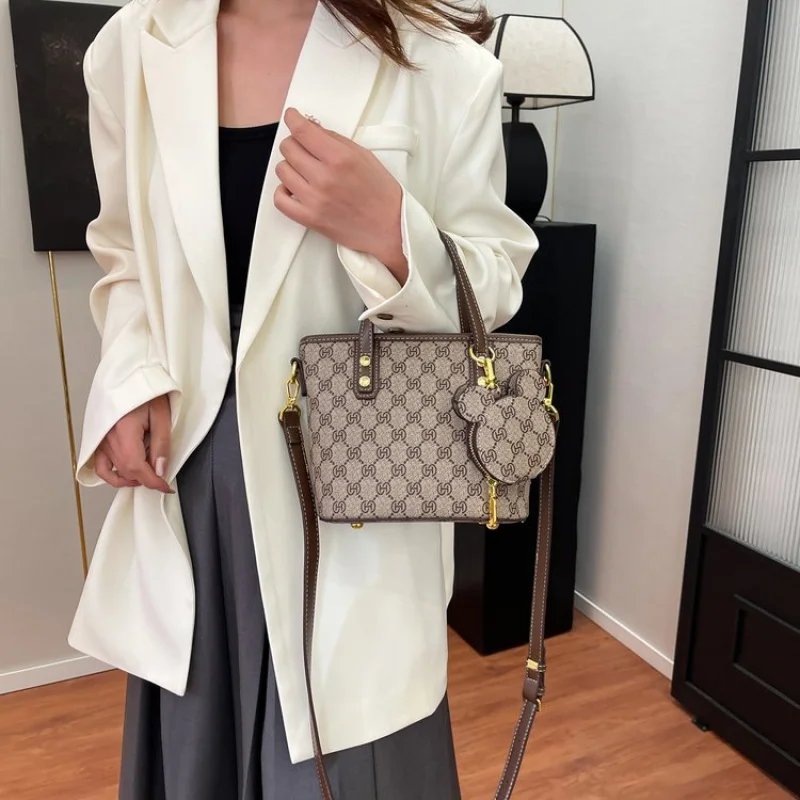 

Модная элегантная большая сумка с минималистичным дизайном и однотонным цветом для женщин в Парижском модном шоу