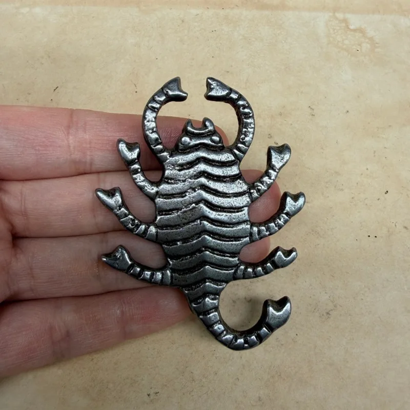Tibetan-style iron scorpion ornament, Tibetan Wrathful Lotus Master nine-headed scorpion with diamond base decorative pendant