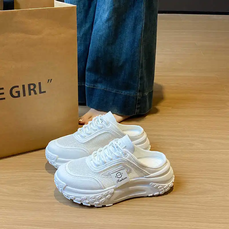 

Осенние модные женские кроссовки и высокие ботинки на плоской подошве для спорта и повседневной носки. Трендовые товары. Акция для гостиничного бизнеса.