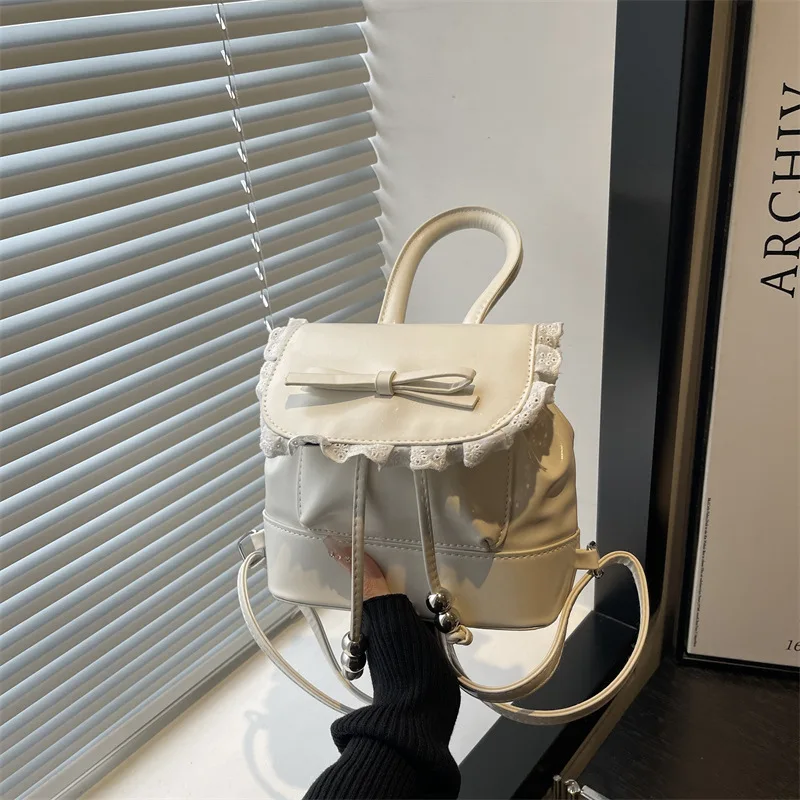 Lässiger Schulterrucksack aus PU-Leder mit Spitzenbesatz, eine zarte und süße Mini-Pendlertasche für Frauen
