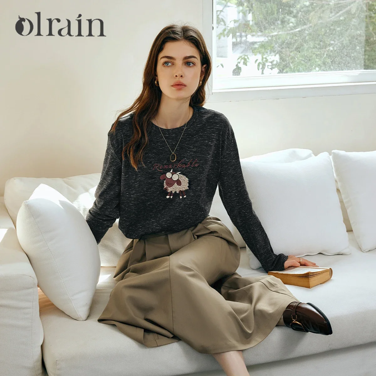 เสื้อยืดปักลาย OLrain รุ่น Autumn 2025 ทรงตรง ผ้าถัก แขนยาว คอกลม สไตล์ลำลอง เรียบง่าย รุ่น M57CT96120