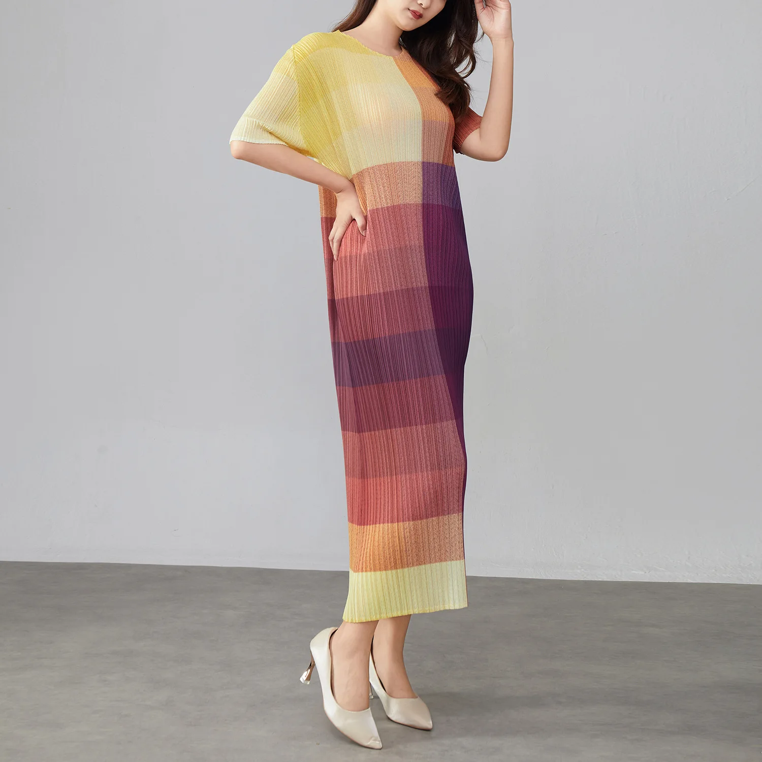 Miyake Plissee Color Clashing Langes Kleid 2025, Frühling und Sommer, neue plissierte Mode, elegante Kurzarm-Rundhalskleider
