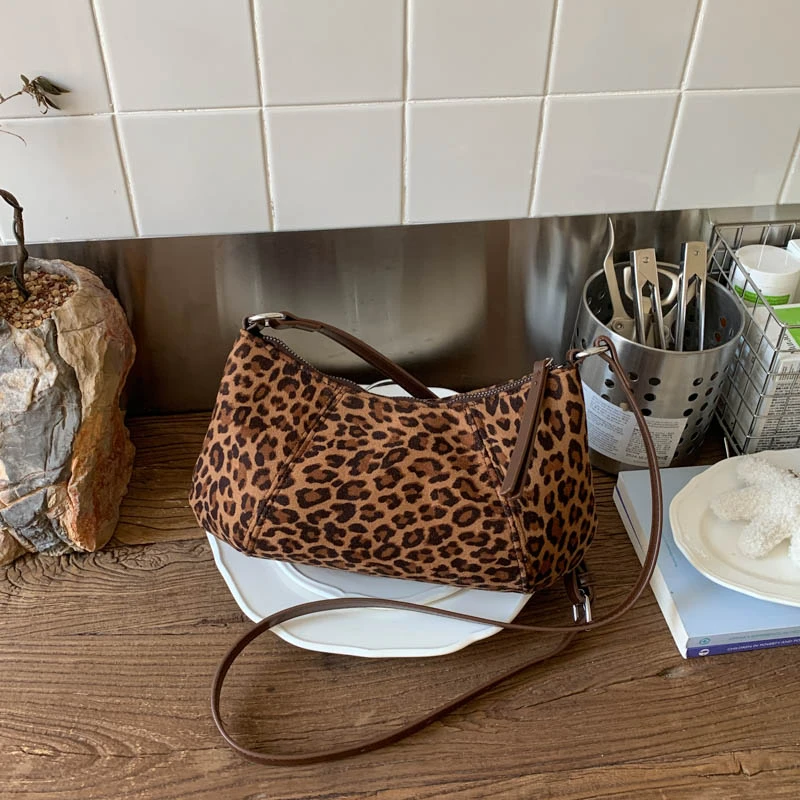 

Однотонные сумки на плечо из искусственной кожи большой вместимости, простые повседневные женские сумки, распродажа, модные темпераментные универсальные сумки 2025 года