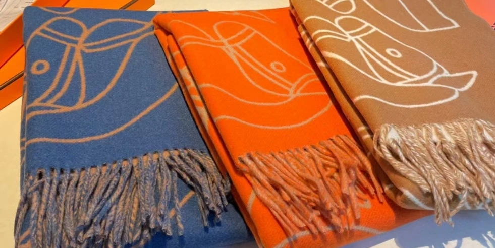

Neutral Cashmere Scarf Tied Double Color Shoulder Wrap Winter Fashion Accessory Versatile Stylish Woolen Shawl