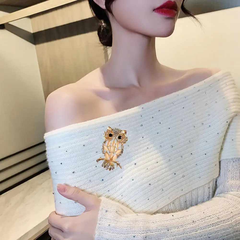 Three-dimensional Owl Pin Golden Metal Owl Brooch Pin 3d Rhinestone Inlay Badge Vintage Warm Texture Accessory for Women Men
