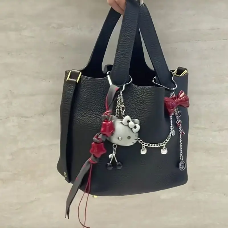 Colgante de decoración de bolso estilo lazo rojo oscuro de Metal Hellokitty serie oscura Y2k colgante de bolso dulce y fantástico