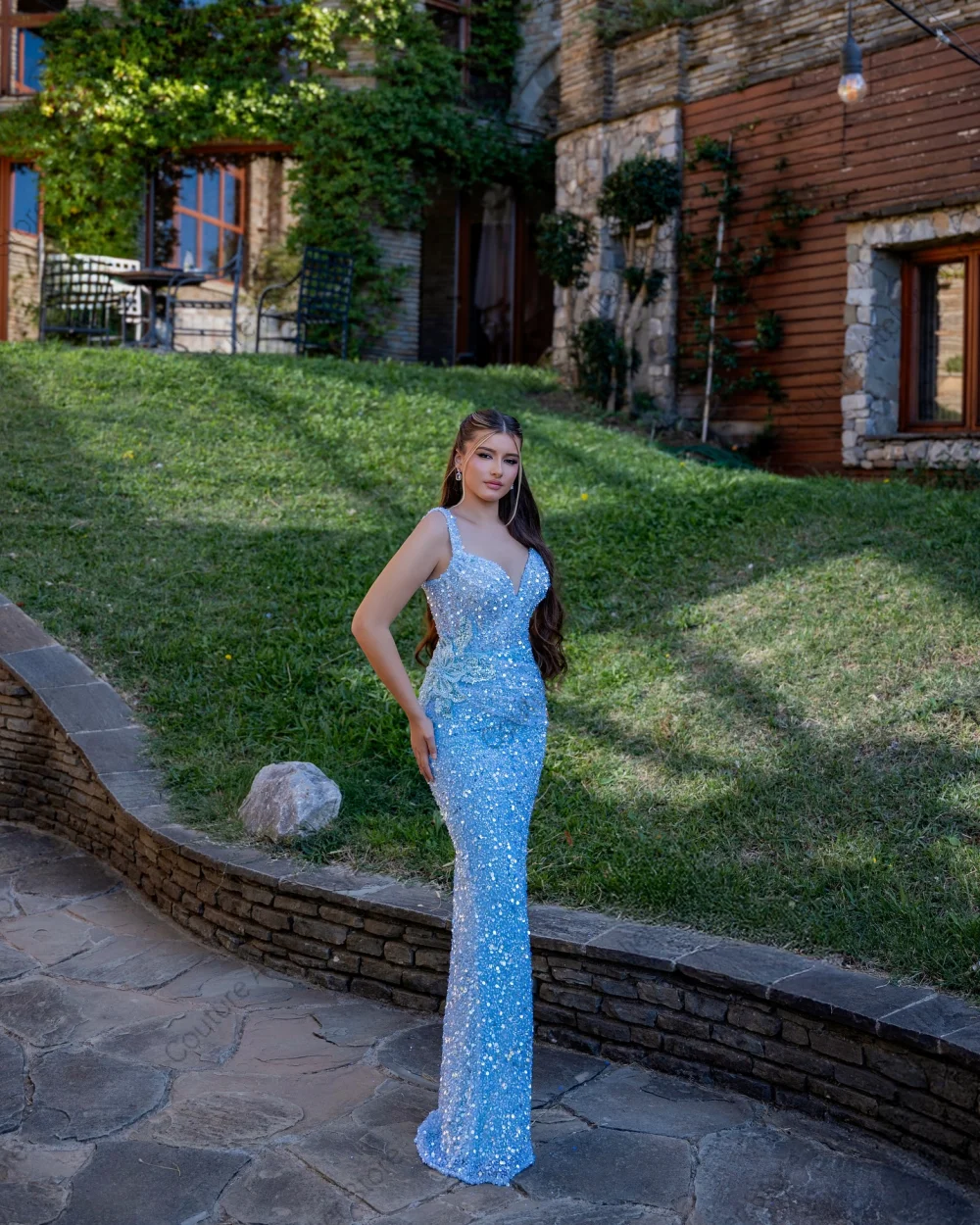 Vestido de cóctel de lentejuelas brillantes azules Vestido de fiesta de compromiso sin mangas con lado dividido alto Vestido ajustado de noche de graduación de Dubai sin espalda