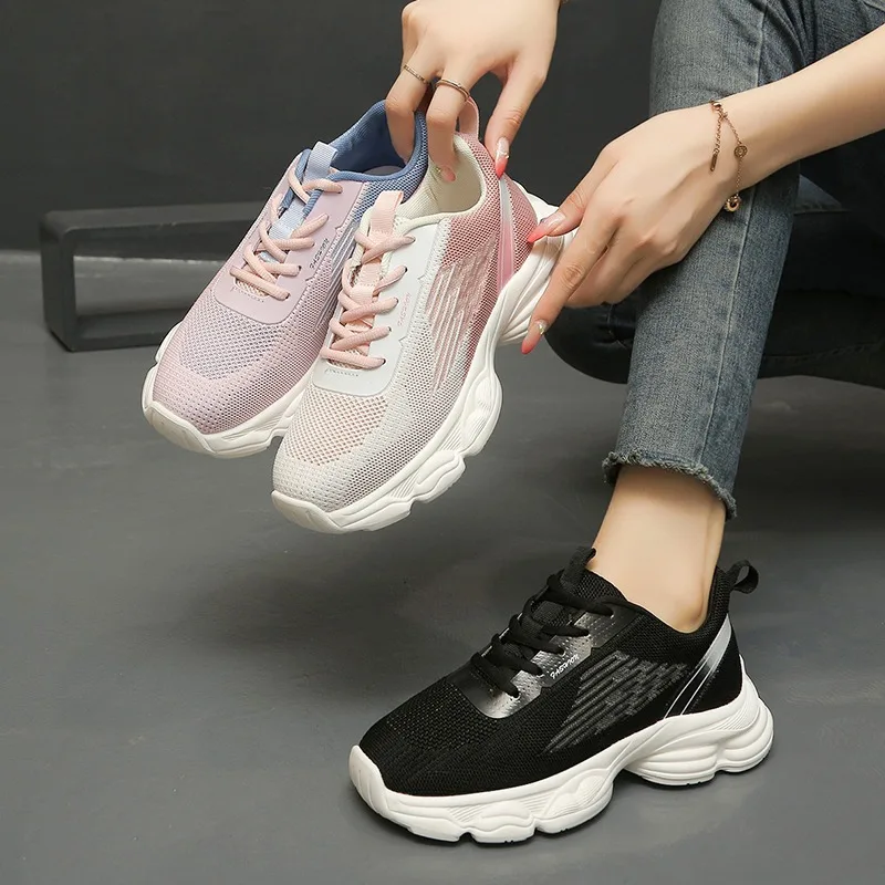 Knit Fabric Lace Up Sneakers - 最新トレンドのグラデーションカラーが施された、女性用スニーカー。編み込みデザインで通気性が良く、カジュアルなローファータイプ。履き心地の良いローカットシューズ。