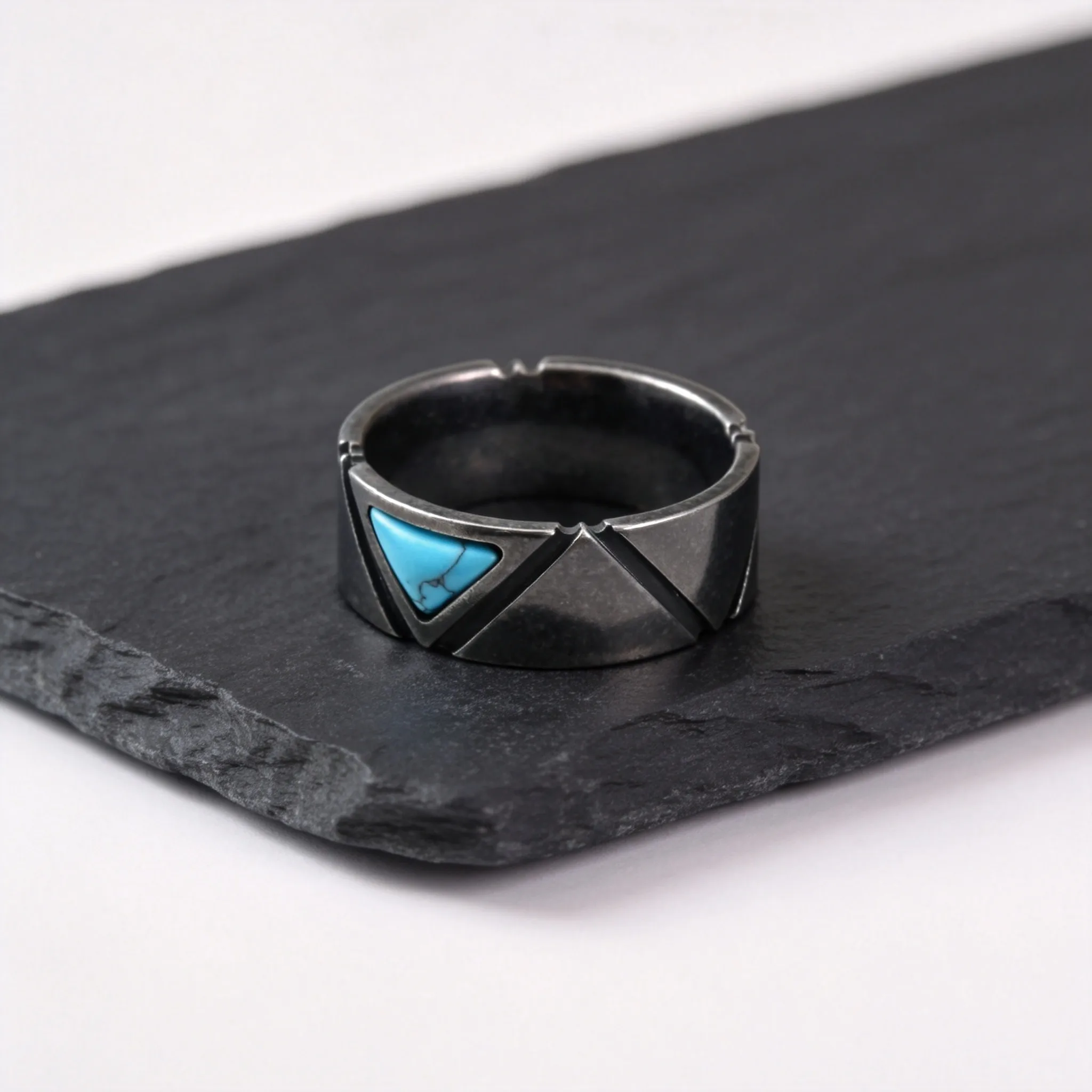 Vintage Gun Black Edelstahlring für Herren, dreieckig geschliffener natürlicher Türkisring, stilvoller Punk-Schmuck für Männer. – Detail 4