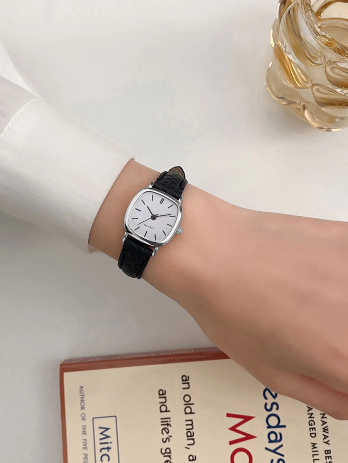 

Женские кварцевые часы с квадратным циферблатом и черным кожаным ремешком