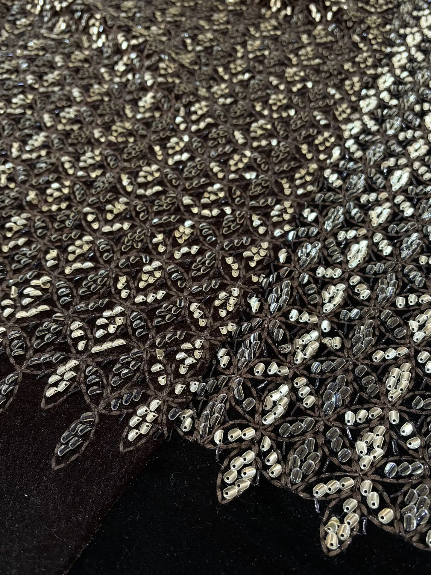 

Heavy-duty round-arc velvet embroidered fabric high-end exquisite sequin velvet fabric for shawls, skirts,embroidered clothing