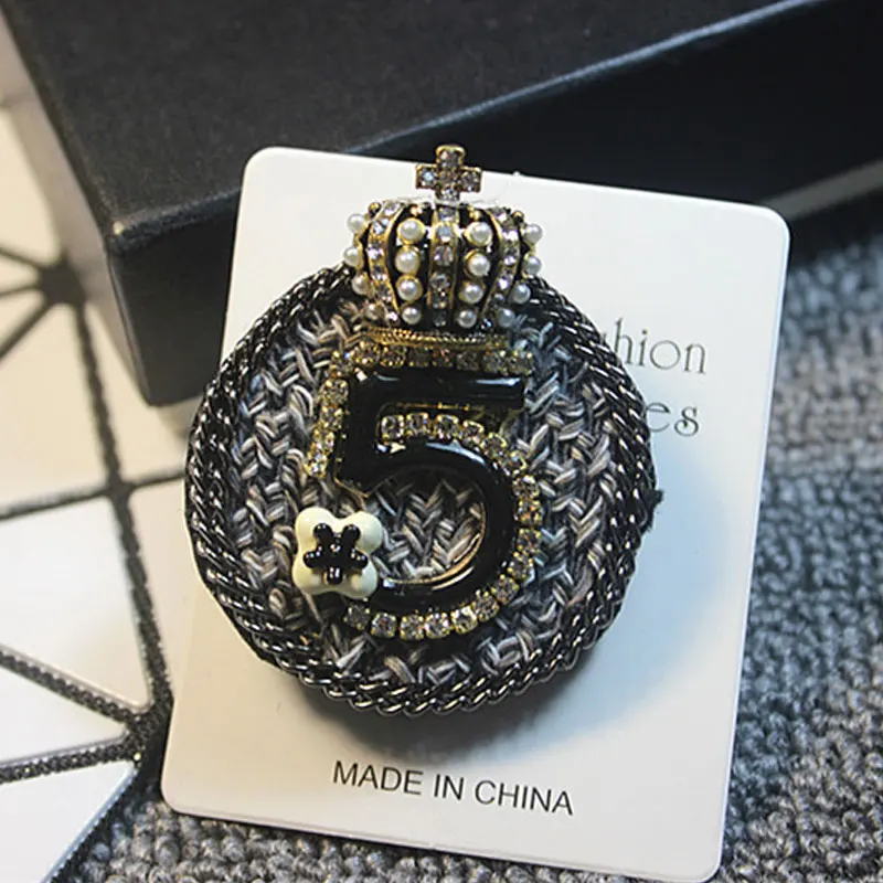 Luxury Rabbit Crown Fur Charm Simulated Pearl Brooch Pins Women Fringe Flower Ball Pearl Pendant Tassel Letter 5 Winter Brooches