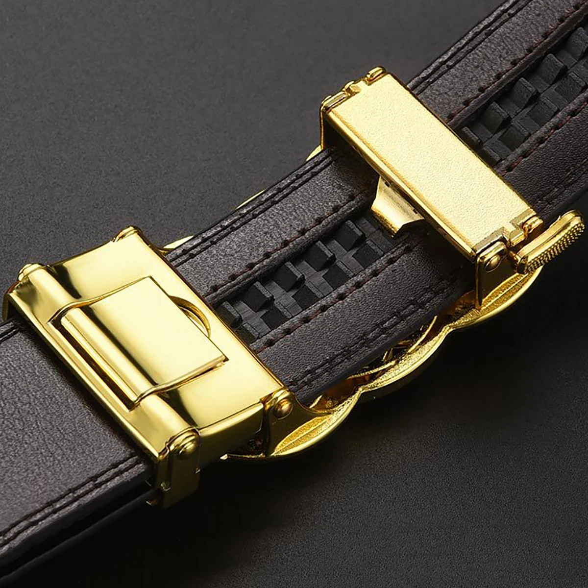 Lussuosa fibbia per cintura automatica da uomo. Alta qualità, durevole e confortevole. Coppia bene con jeans e pantaloni da completo
