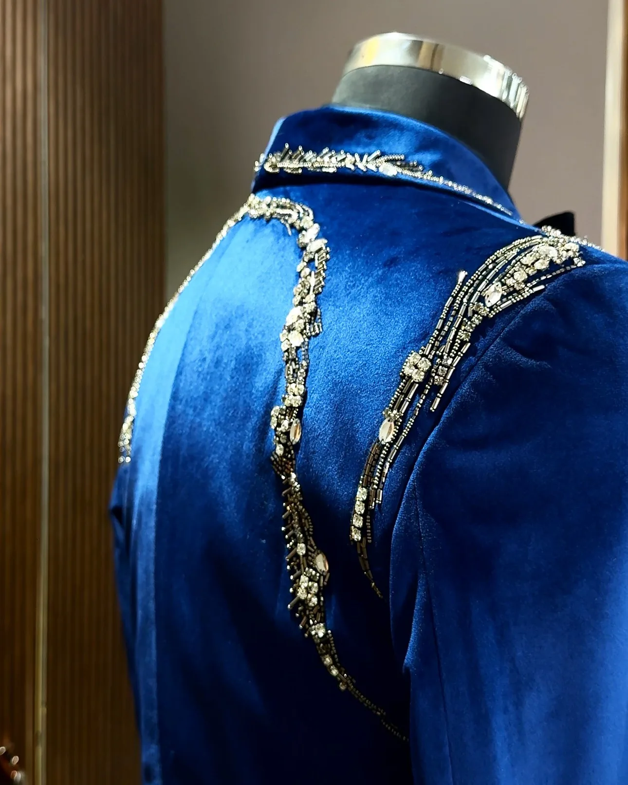 2025 جديد وصول بدل زفاف للرجل 2 قطعة السترة شال التلبيب زر واحد حجر الراين الديكور مساء ملابس الحفلات حسب الطلب