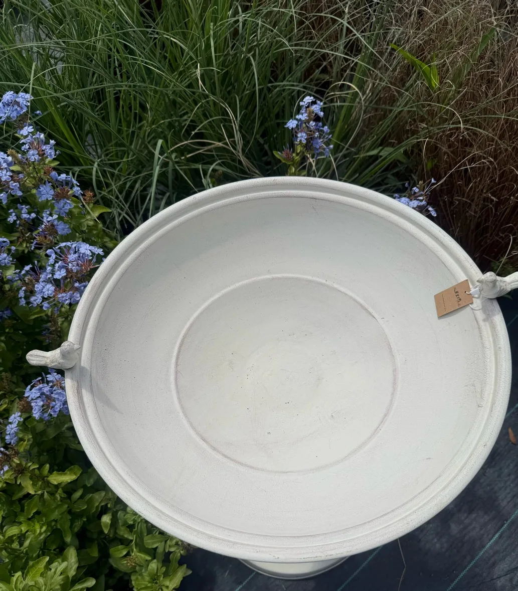 Banho decorativo para pássaros de jardim com detalhes de pássaros, metal branco, 28,3 polegadas de altura x 19,3 polegadas de diâmetro