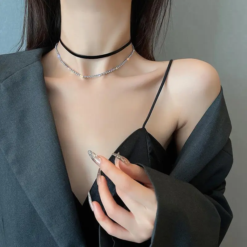 colar-feminino-de-couro-preto-dupla-camada-com-diamantes-brilhantes-luxuoso-e-sexy-corrente-de-clavicula-com-design-simples-acessorio-de-joalheria