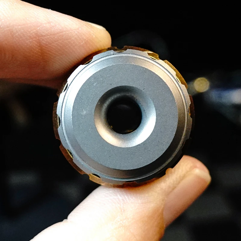 قلادة B.M War Hammer EDC - لعبة تململ من سبائك التيتانيوم ببصمة الإصبع لعبة تململ لتخفيف التوتر والقلق للبالغين