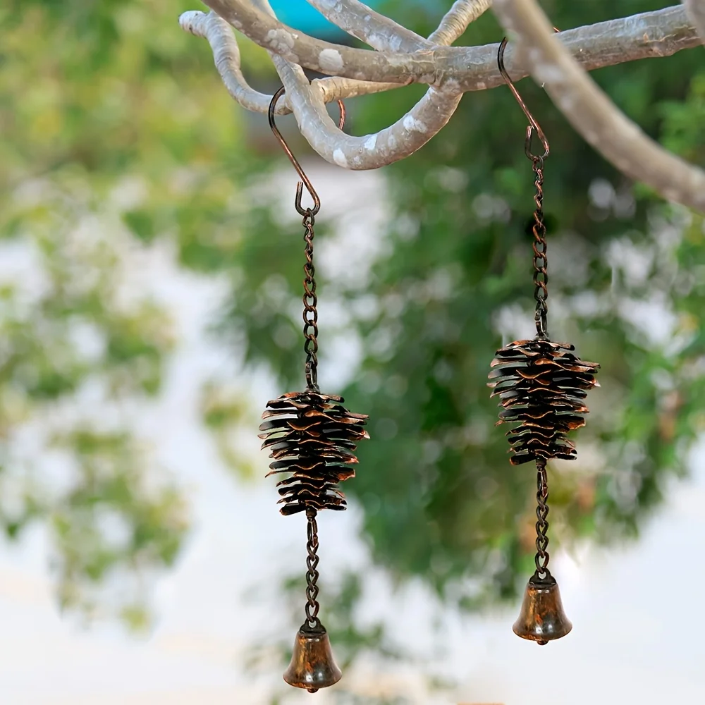 Campanas de viento de cono de pino de hierro con campanas. Jardín perfecto y decoración del hogar para regalos de primavera, verano o Navidad. ¡Compre ahora!