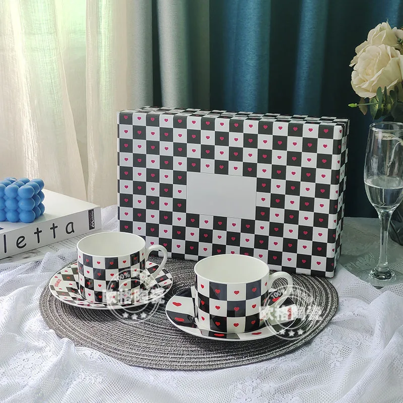 

Минималистичный свежий стиль, черно-белая клетчатая кофейная чашка из костяного фарфора, блюдце, европейский набор, в подарочной упаковке