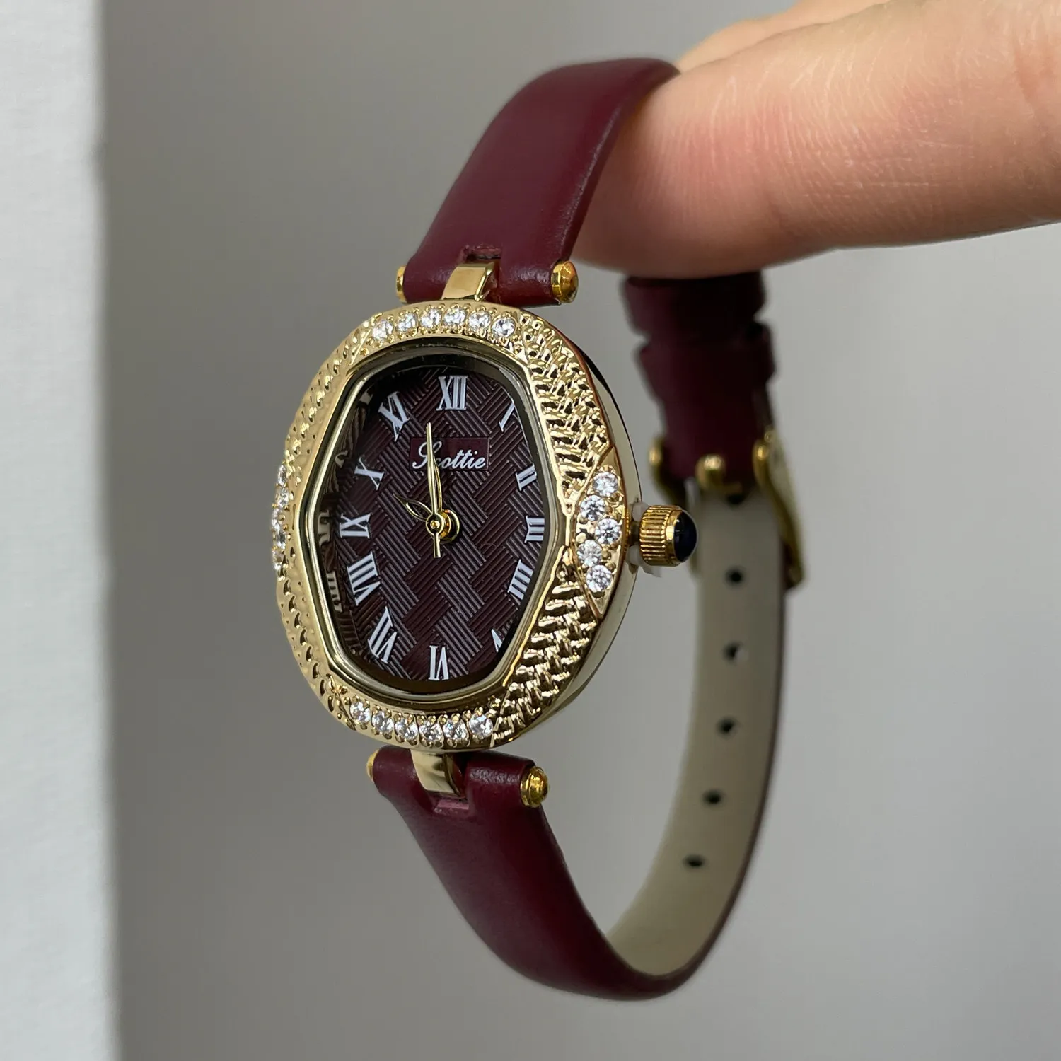 New Artistic Women'S Watch, Small And Exquisite, Elegant Style, 2026 New Brand Wristwatch, Trendy Watch, High-Quality Timepiece.