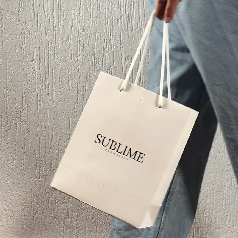 Bolsas de papel blancas con logotipo personalizado para ropa, paquetes de pelucas, bolsas pequeñas de papel para joyería de negocios, bolsas de boda