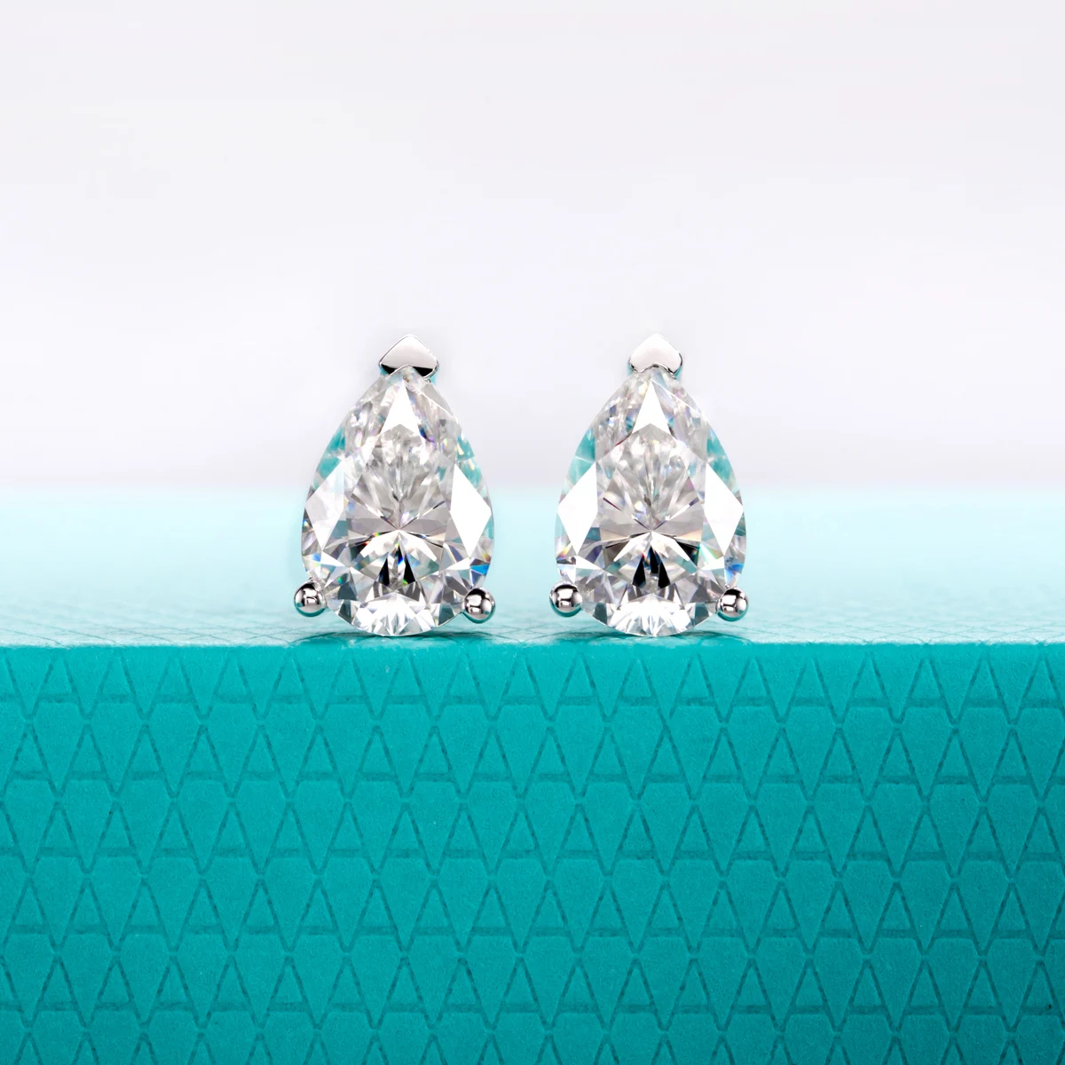 AnuJewel Klassische Ohrstecker für Damen 1cttw-6cttw Birnenförmige Moissanite 925 Sterling Silber D-Farbe VVS1 Moissanit-Ohrringe – Detail 2