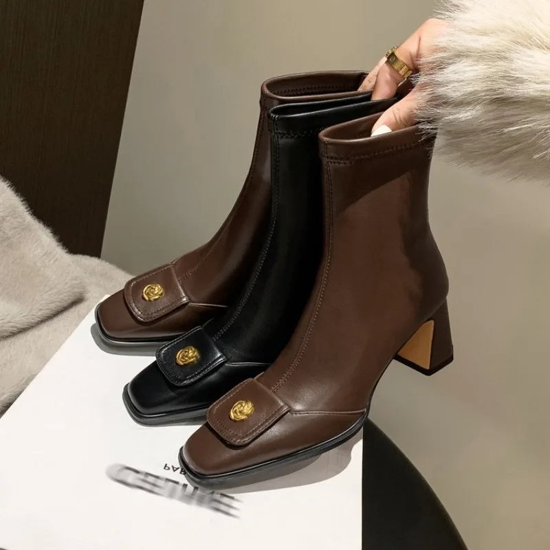 

Новые женские ботинки высокого качества на высоком каблуке с застежкой-молнией, трендовые женские ботинки с металлическими украшениями, повседневные осенние женские ботильоны для вечеринок