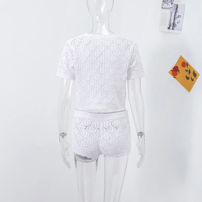 Französisches Urlaubs-Häkelset: Durchbrochenes Strick-Crop-Top und Shorts-Outfit für Damen – Boho-Strand-Chic, minimalistisch, stilvoll, Sommerkleidung – Detail 3