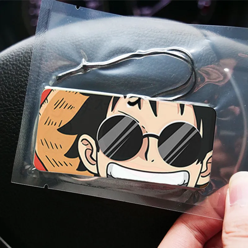 Anime One Piece Rufy Ciondolo per auto Ciondolo per pezzo profumato Aromaterapia Carta d'acqua Decorazione per auto Kawaii Figura anime Regali giocattolo