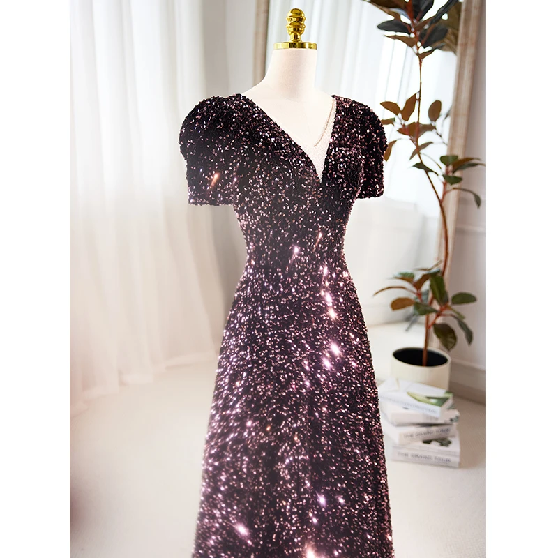 فستان سهرة أرجواني داكن لعام 2025 مزين بالترتر فستان طويل للحفلات الراقصة ورقبة على شكل حرف v وأكمام قصيرة ورباط من الخلف للحفلات