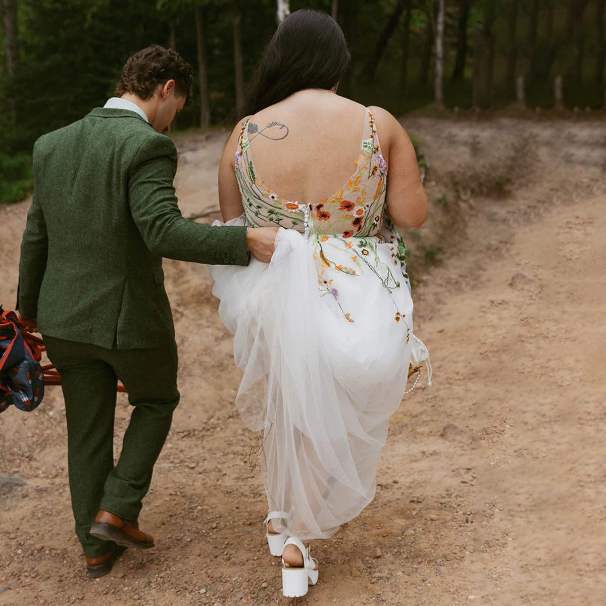 刺繍カラフルなブライダルドレスノースリーブ V ネックオープンバックブラシトレイン特大カスタマイズされた私奔結婚式の花のドレス