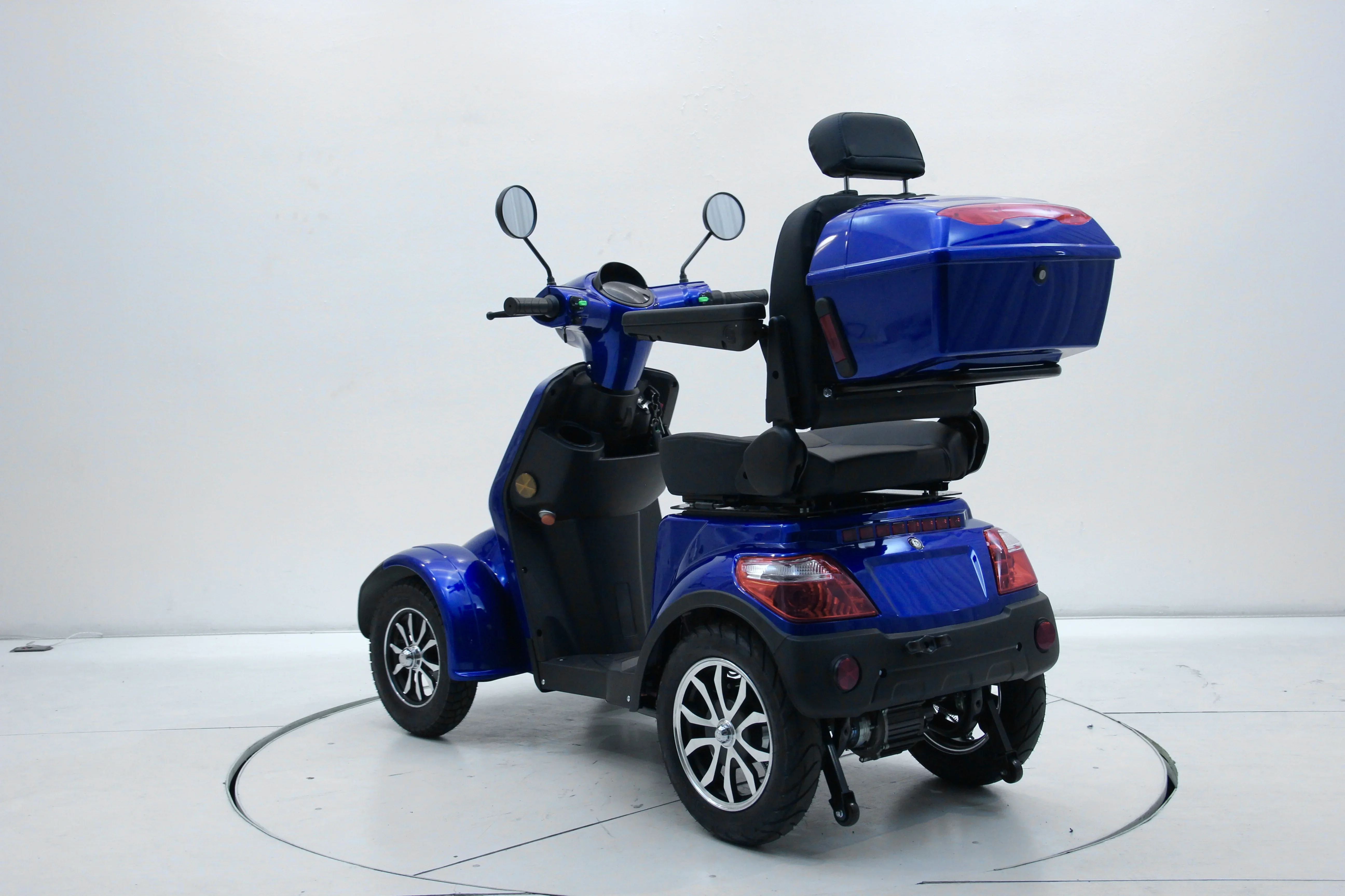 

Factory Hot Selling Skyblue Model Beetle 1000W 25km/h Luxury Elderly Outdoor 4 Wheel Electric Mobility Scooter with Adjustable S