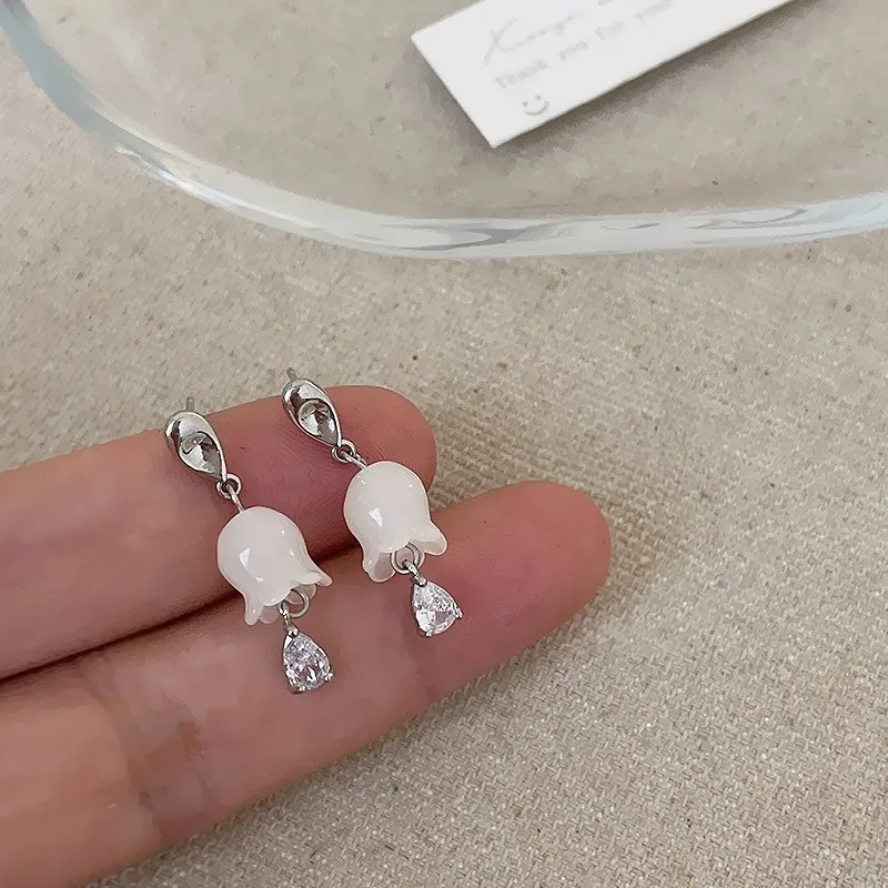 Simple lily of the valley water droplet earrings for women light luxury retro natural chalcedony white earring banquet jewelry